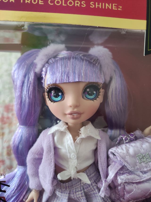 Muñeca Violet Rainbow Junior High