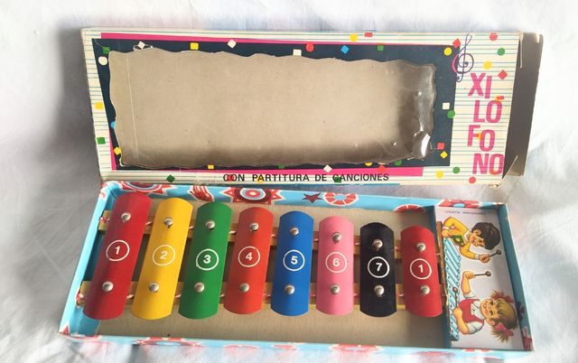 Xilofono antiguo de metal