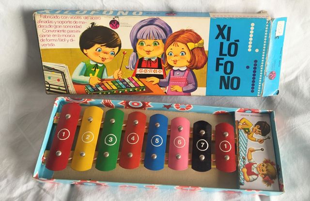 Xilofono antiguo de metal