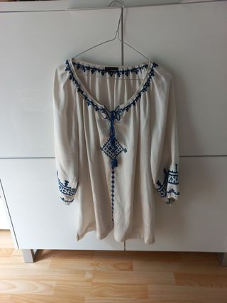 BLUSA BLANCO ROTO Y BORDADOS AZULES 