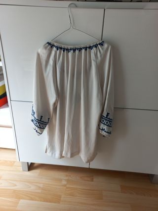 BLUSA BLANCO ROTO Y BORDADOS AZULES 