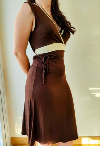 VESTIDO MARRÓN Y CREMA SIN MANGAS CEÑIDO FESTA