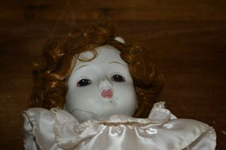 Bambola in porcellana anni 80