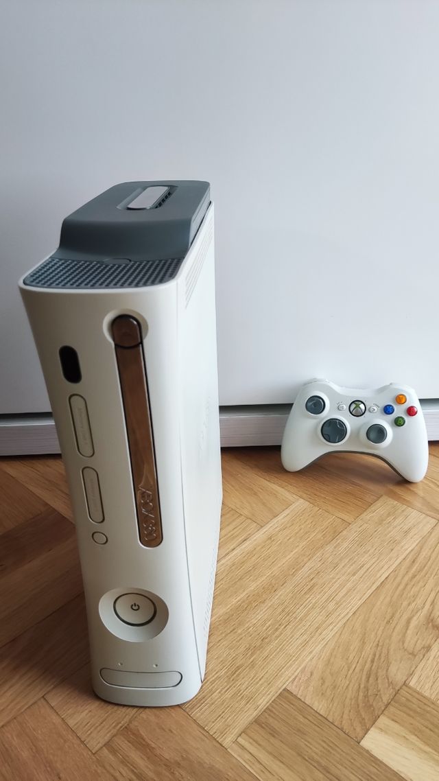 Pacchetto Xbox 360 + controller + giochi. Da riparare.