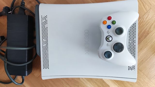 Pacchetto Xbox 360 + controller + giochi. Da riparare.