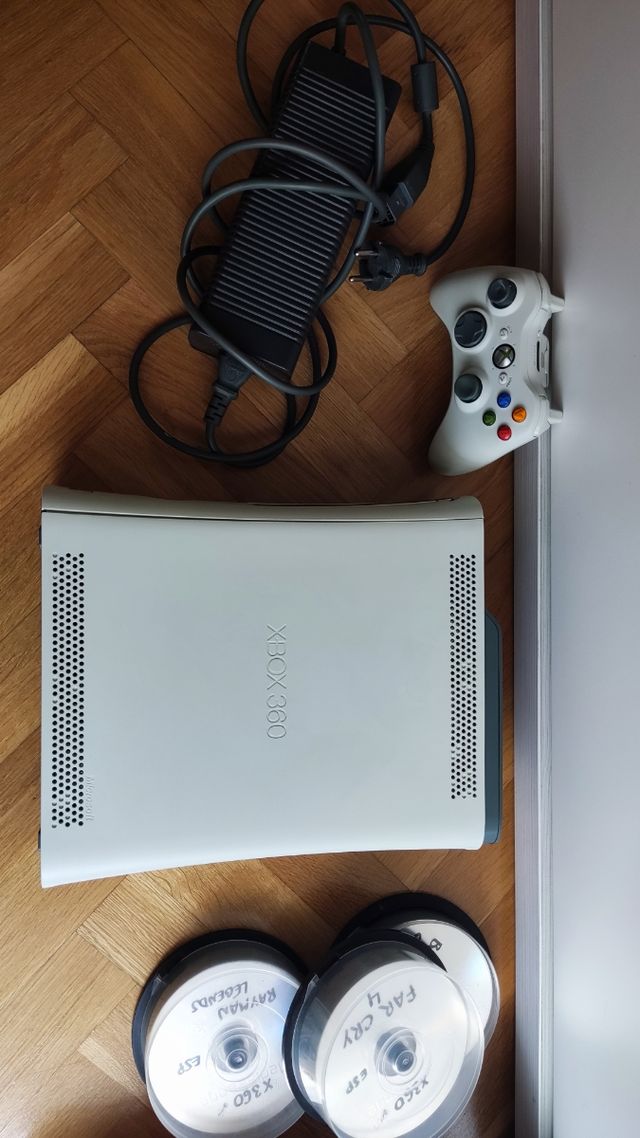Pacchetto Xbox 360 + controller + giochi. Da riparare.