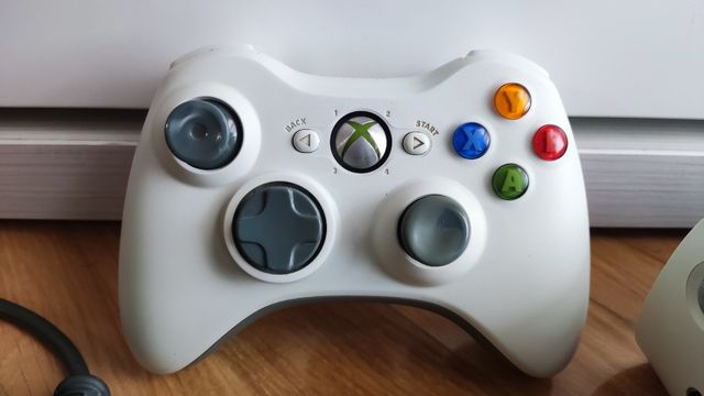 Pacchetto Xbox 360 + controller + giochi. Da riparare.