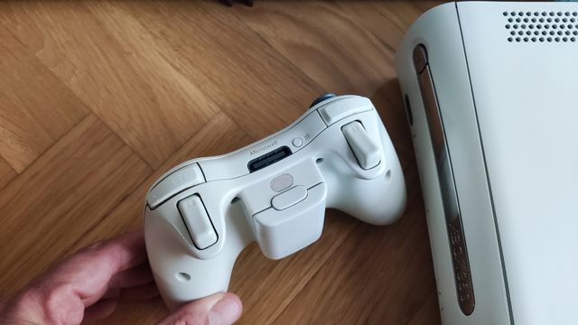 Pacchetto Xbox 360 + controller + giochi. Da riparare.