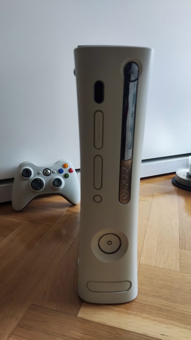 Pacchetto Xbox 360 + controller + giochi. Da riparare.