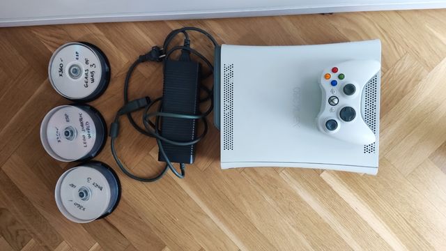 Pacchetto Xbox 360 + controller + giochi. Da riparare.
