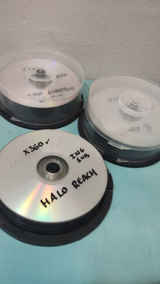 Pacchetto Xbox 360 + controller + giochi. Da riparare.