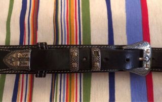 Cinturon con puntas metalicas.