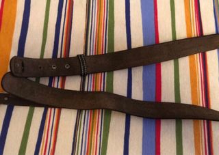 Cinturon con puntas metalicas.