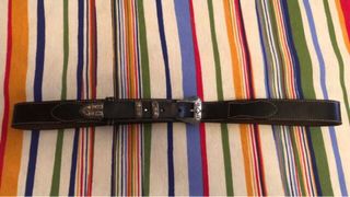 Cinturon con puntas metalicas.