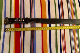 Cinturon con puntas metalicas.