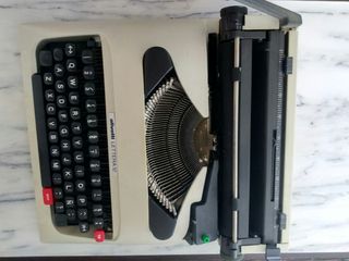 Máquina escribir Olivetti.