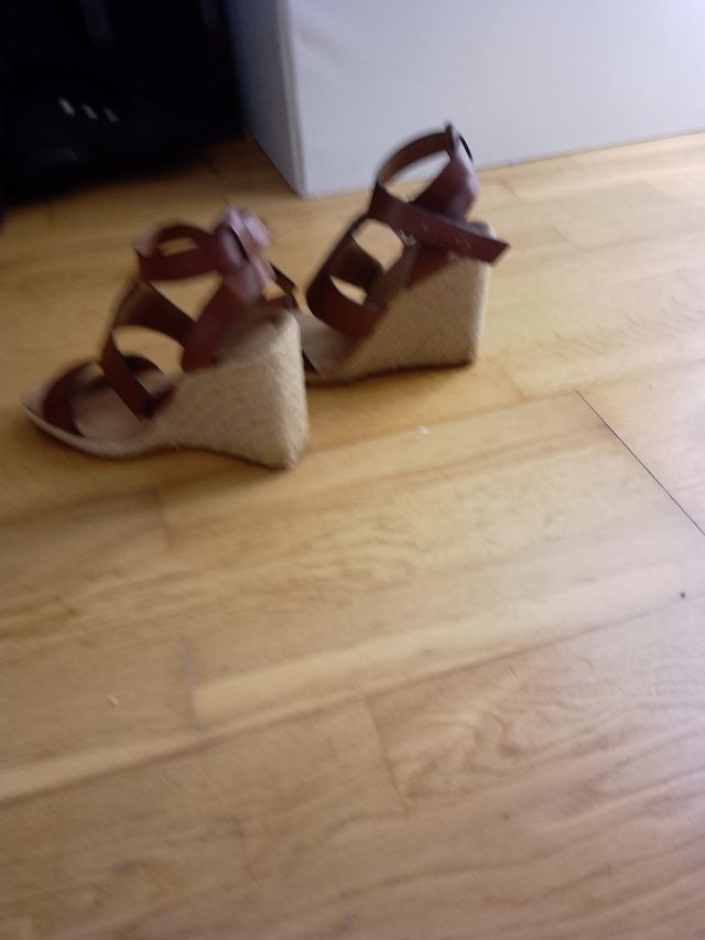 Sandalias con cuña (zara)