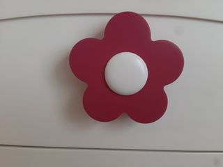 Lamparas y tiradores dormitorio infantil