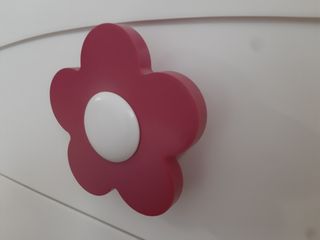 Lamparas y tiradores dormitorio infantil