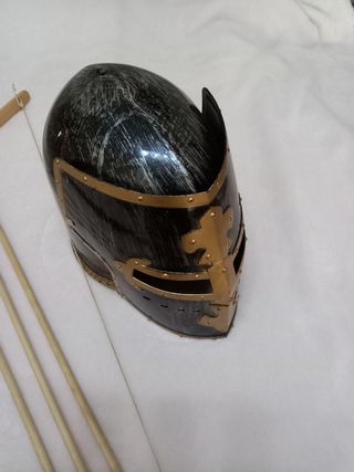 Casco medieval, arco y espada