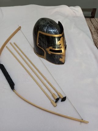 Casco medieval, arco y espada