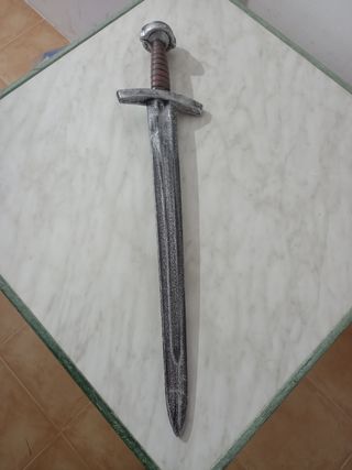 Casco medieval, arco y espada