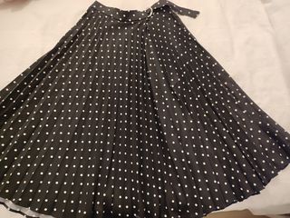 Falda plisada negra con lunares blancos