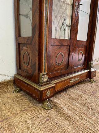 Vitrina estilo imperio con adornos en bronce,