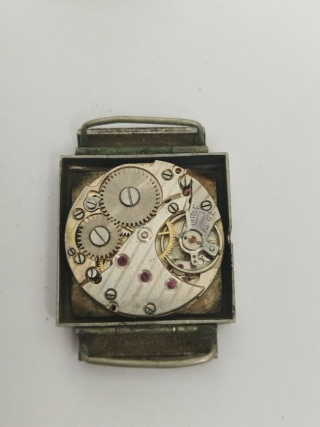 Reloj ArtDeco Vrie de cuerda manual para reparar.