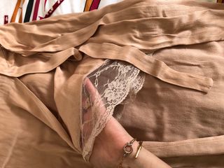 falda abierta con encaje debajo