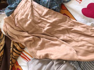 falda abierta con encaje debajo