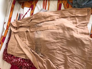 falda abierta con encaje debajo