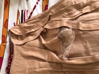 falda abierta con encaje debajo