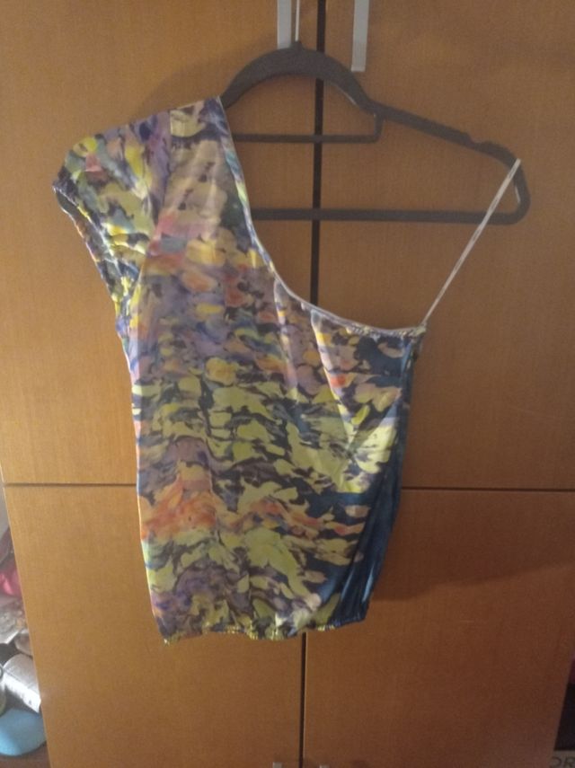 Blusa manga corta un hombro