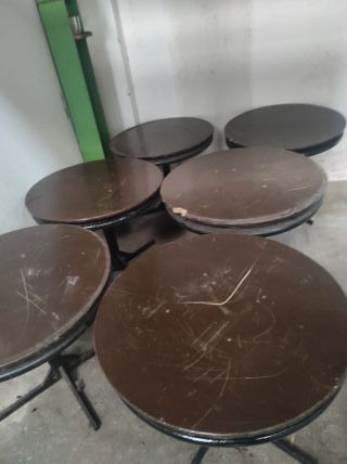 Mesa fabricada con rudeda antigua