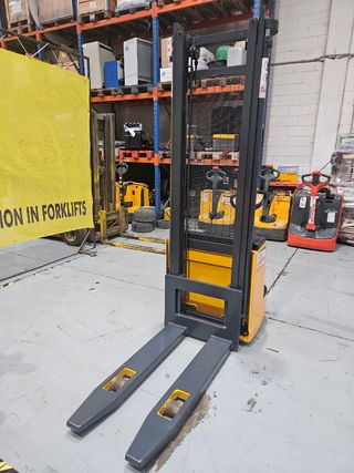 Apilador electrico Komatsu