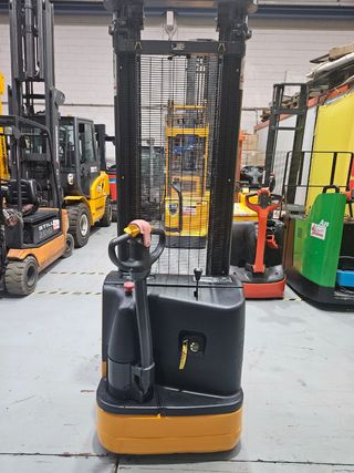 Apilador electrico Komatsu