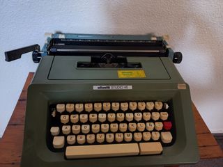 Máquina de escribir antigua Olivetti Studio 46