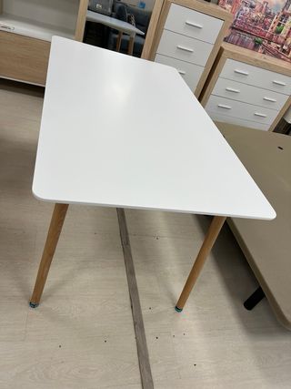 Mesa de comedor blanca patas madera