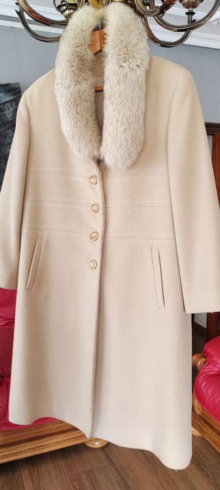 Abrigo de paño con cuello de zorro