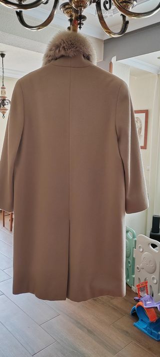 Abrigo de paño con cuello de zorro