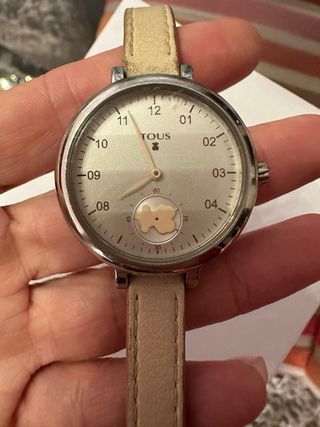 Reloj Tous en acero y tonos rosa clarito.