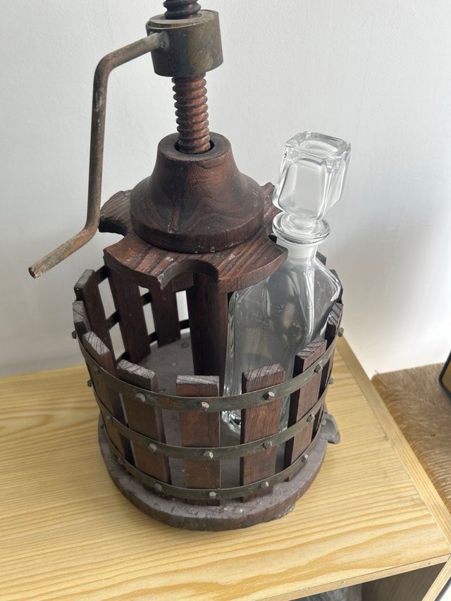Prensa decorativa portabotellas de vino