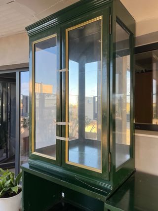 Muebles, estantería, vitrina.