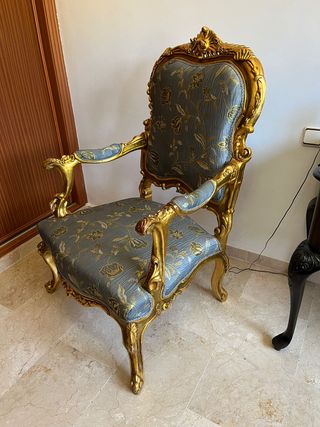 Elegante sillón dorado.