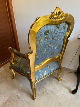 Elegante sillón dorado.