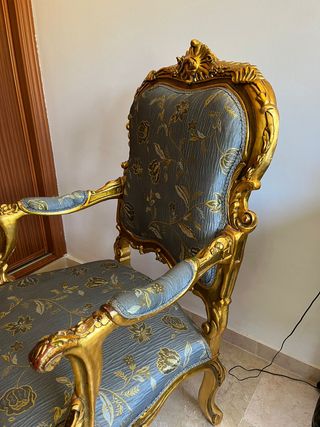 Elegante sillón dorado.