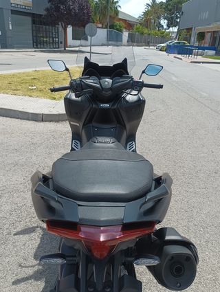 YAMAHA TMAX 560