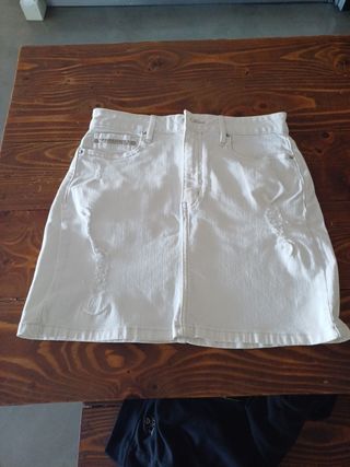 En venta falda blanca jeans Calvin Klein