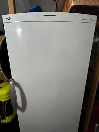 Congelador vertical 265L casi NUEVO  Savoid